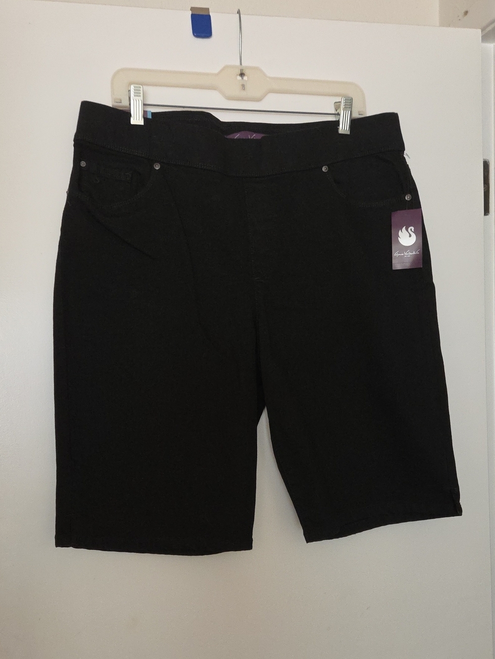 Gloria Vanderbilt Solid Black Bermuda Shorts - Pull-On Style